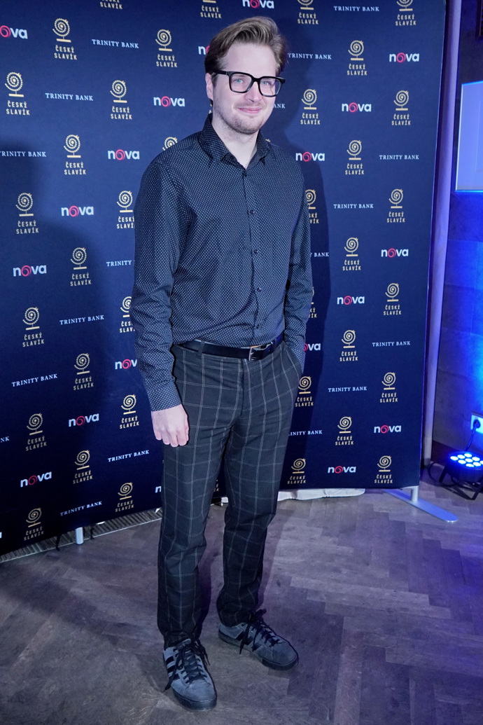 Bandita z pořadu Na lovu přišel ve svých oblíbených károvaných kalhotách a černé košili. 