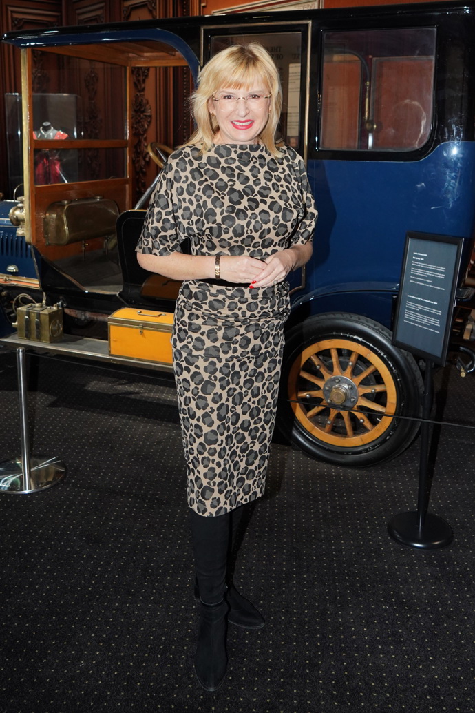 Obráceně fungoval outfit moderátorky Štěpánky Duchkové, která k leopardím šatům obula černé kozačky.