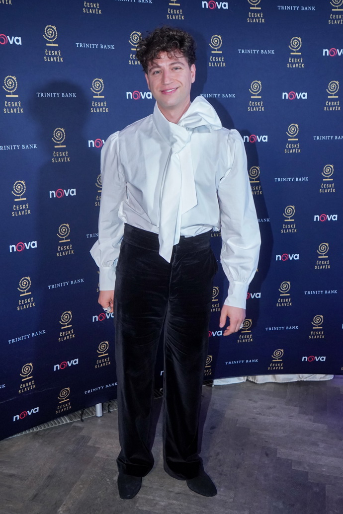 Milan Peroutka oblékl bílou halenku s vázačkou a černé společenské kalhoty. 