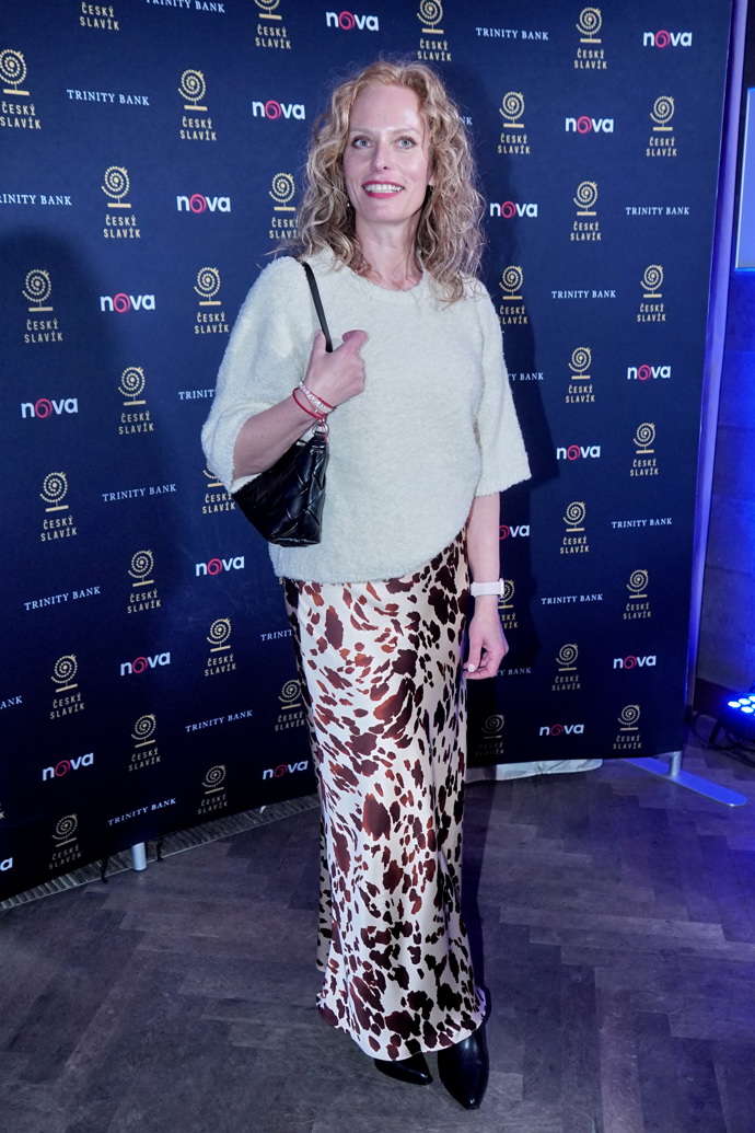 Kristina Kloubková oblékla kombinaci bílého svetru a saténové sukně se zvířecím vzorem. 