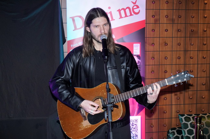 Zpěvák Marcell během vystoupení.