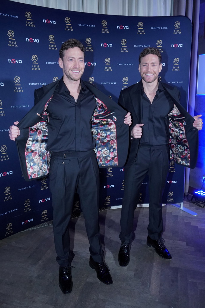 Dvojčata Miroslav a Martin Dubovičtí přišli v černé reprezentovat novou řadu realityshow Bachelor. Fotografům ukázali i podšívku svých sak.
