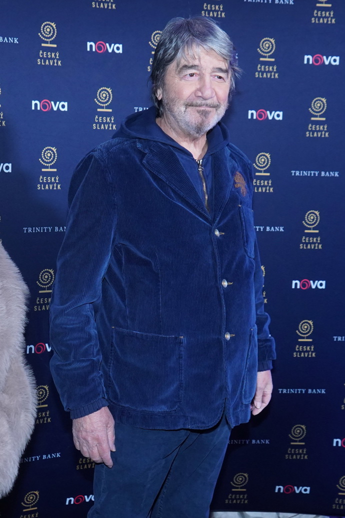 Událost si nenechal ujít ani italský zpěvák Drupi. Oblékl tmavě modré semišové sako. 