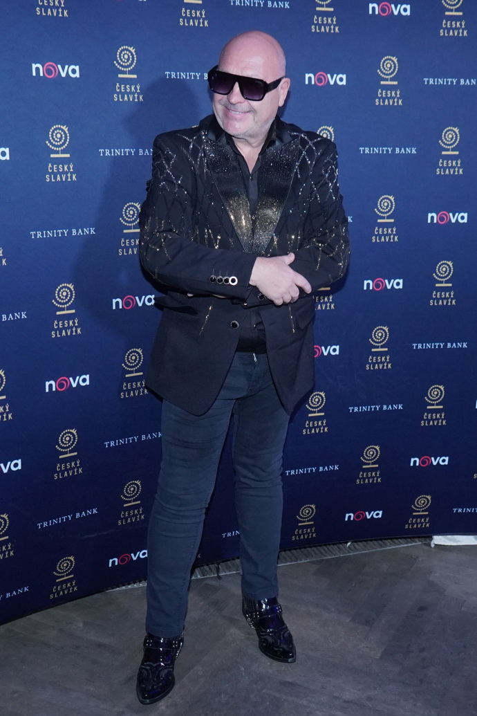 Michal David vytáhl ze skříně jedno ze svých zdobných sak a na večírek přišel se slunečními brýlemi, které nesundal. 