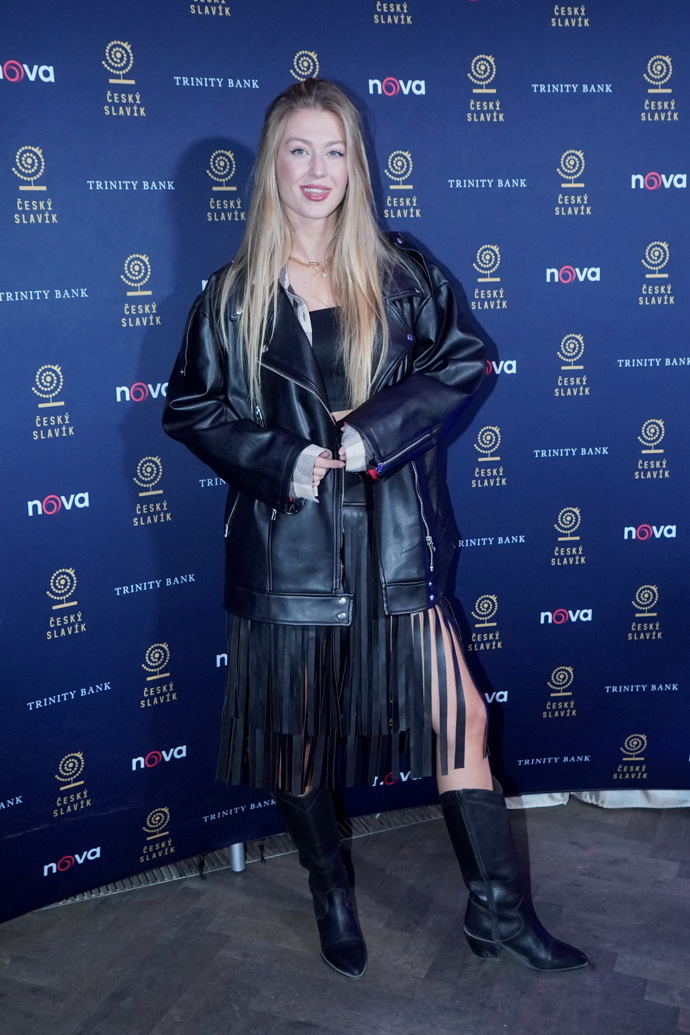 Natálie Kotková se kompletně zahalila do kůže a nechyběly ani trendy třásně. 