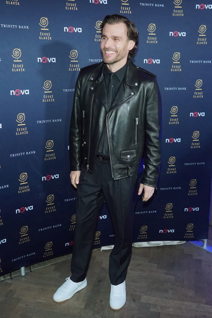 A takhle to Leošovi slušelo na letošním večírku před Českým slavíkem. Přišel v jednoduché kožené bundě a v bílých teniskách. 