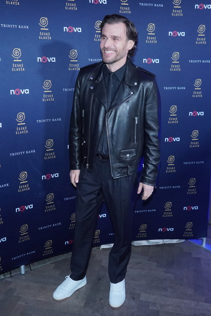 Leoš Mareš si vybral černou koženou bundu, černé kalhoty a bílé tenisky - nic výstředního, ale zlatá klasika. 