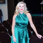 Satén a lesklá rtěnka dodávají looku na svátečnosti.