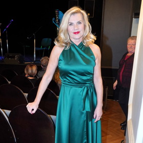 Leona Machálková oblékla elegantní outfit ve vánočních barvách.