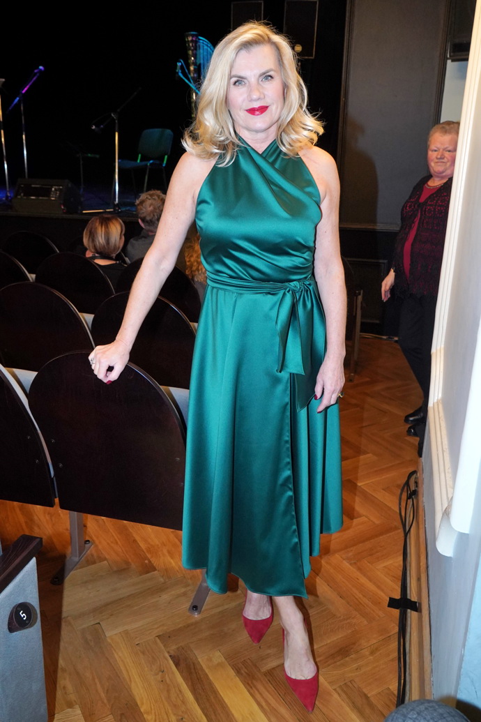 Leona Machálková oblékla elegantní outfit ve vánočních barvách.