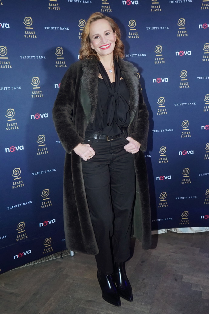 V civilu ráda nosí kalhoty a kožešinové kabáty. 