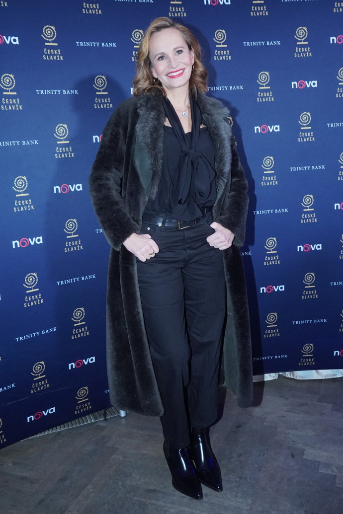 Monika Absolonová vsadila na klasiku - černé kalhoty, černá halenka a kotníkové kozačky do špičky. 