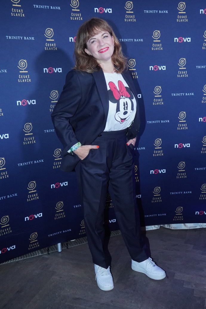 Marta Jandová přidala dávku roztomilosti s bílým tričkem s potiskem Minnie. K němu oblékla černý kalhotový kostýmek a bílé tenisky. 