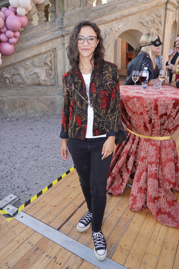 Základem outfitu jsou také pohodlné tenisky. 