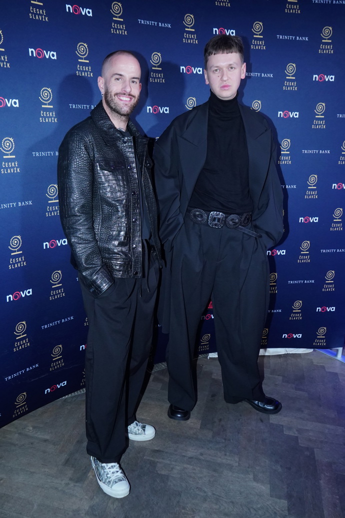 Lukáš Macháček oblékl černou koženou bundu s krokodýlím vzorem. K tomu černé kalhoty a světlé tenisky. 