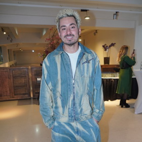 Mirai Navrátil vynesl džínový komplet s leskem, pod kterým si vystačil s bílým tričkem.