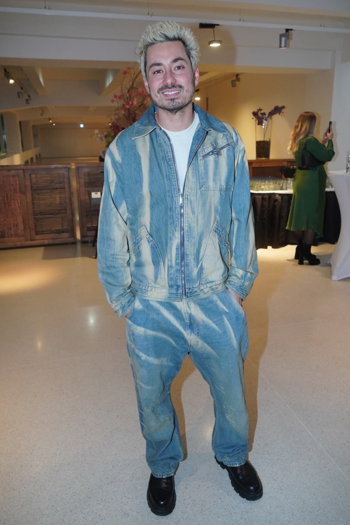 Mirai Navrátil vynesl džínový komplet s leskem, pod kterým si vystačil s bílým tričkem. 