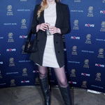 Anna Kadeřávková oblékla přes smetanové šaty černé oversize sako. Nechyběly jí ani černé kozačky.