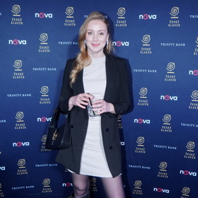 Anna Kadeřávková oblékla přes smetanové šaty černé oversize sako. Nechyběly jí ani černé kozačky.