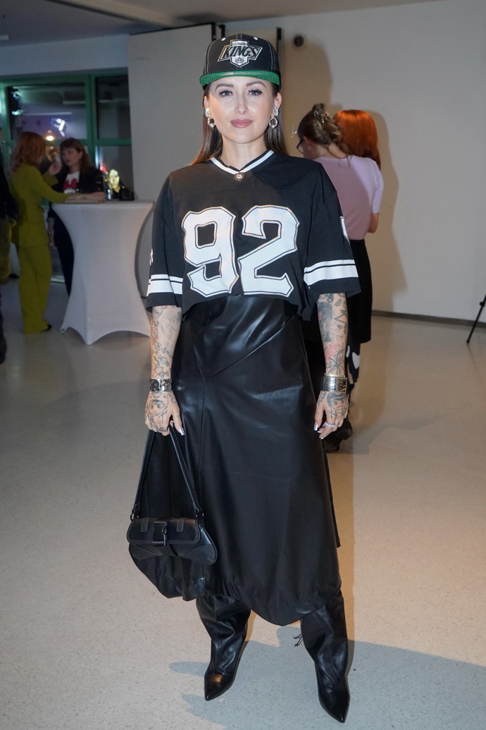 Raperka Sharlota zaujala sportovním tričkem, kšiltovkou a koženou sukní. 