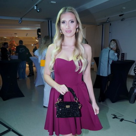 Sabina Pšádová oblékla vínové koktejlky, k nim černou kabelku a černé lodičky s ostrou špičkou.