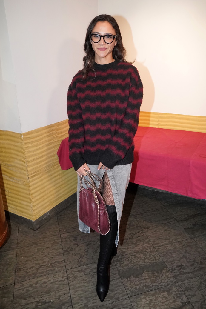 Eva Burešová kombinuje černé kozačky s džínovou sukní a pruhovaným svetrem. 