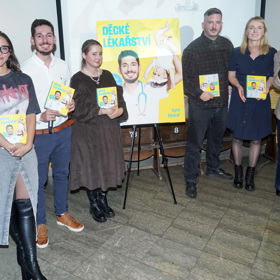 Nedávno oblékla k takovému tričku džínovou sukni a vysoké kožené kozačky. 