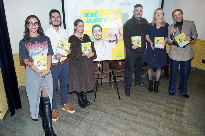 Nedávno oblékla k takovému tričku džínovou sukni a vysoké kožené kozačky. 