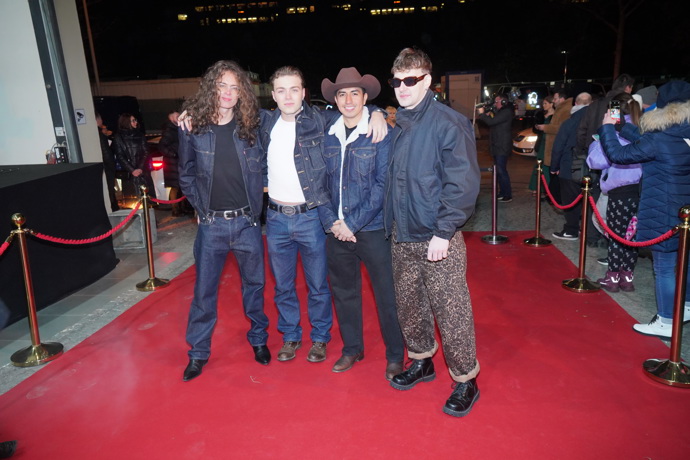 Zpěvák Šimon Opp se svými kolegy vsadil na kovbojský denimový look od značky Levi's.