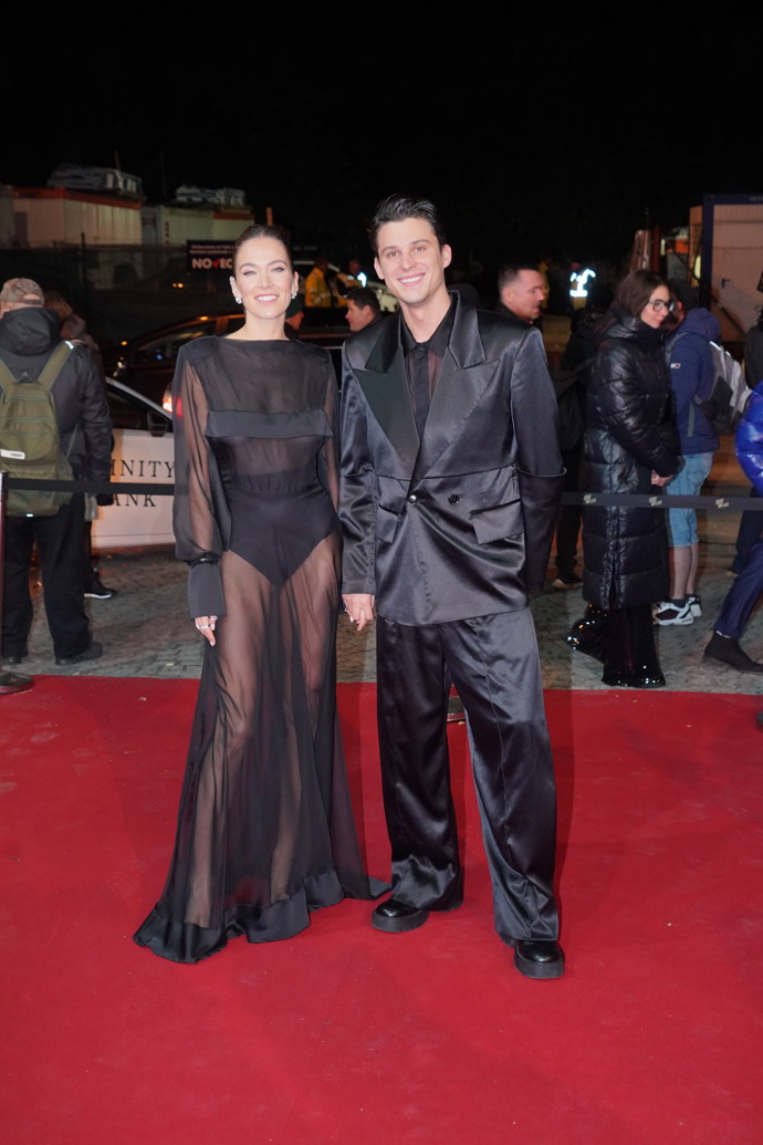 Zpěvák Sebastian se v saku od slovenského návrháře Michala Kováčika sladil s přítelkyní, modelkou Andreou Bezděkovou.