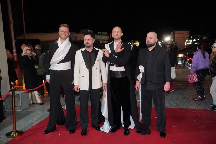 Sladěné černobílé outfity předvedlo také uskupení O5 a Radeček. Autorem jejich modelů je módní návrhář Lukáš Macháček