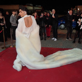 Kromě kožešinové vlečky zpěvákův oblek ozvláštnil i nečekaný průstřih na zádech saka.