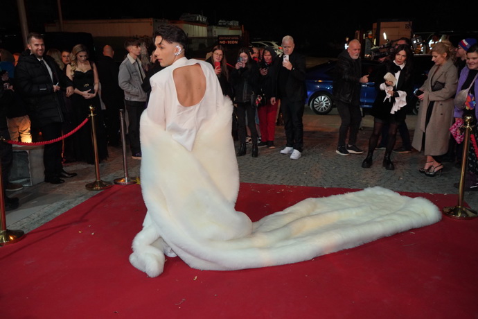 Kromě kožešinové vlečky zpěvákův oblek ozvláštnil i nečekaný průstřih na zádech saka.