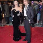 Eva Burešová přišla v doprovodu Přemka Forejta, který ve smokingu a bílé košili s hlubokou rozhalenkou připomínal Johnnyho Deppa. 