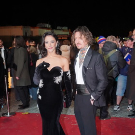 Eva Burešová přišla v doprovodu Přemka Forejta, který ve smokingu a bílé košili s hlubokou rozhalenkou připomínal Johnnyho Deppa. 