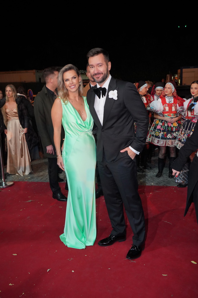 Manželka Marka Ztraceného Marcela pro tentokrát oblékla neonově zelenou róbu s hlubokým výstřihem. 