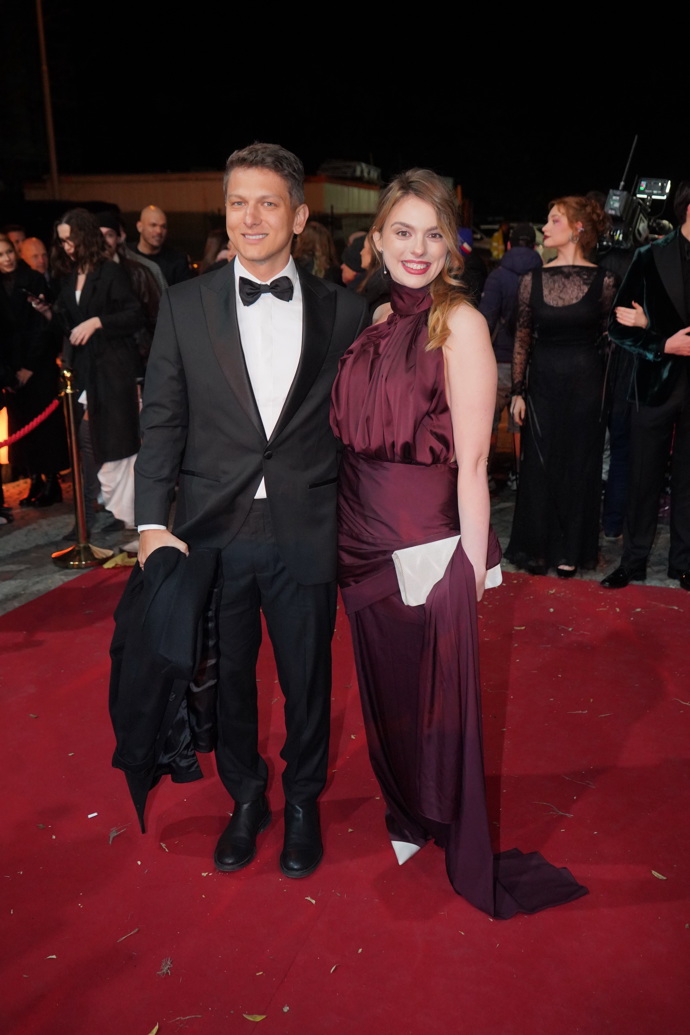 Štěpánka Fingerhutová vynesla vínové večerní šaty s odhalenými rameny. 