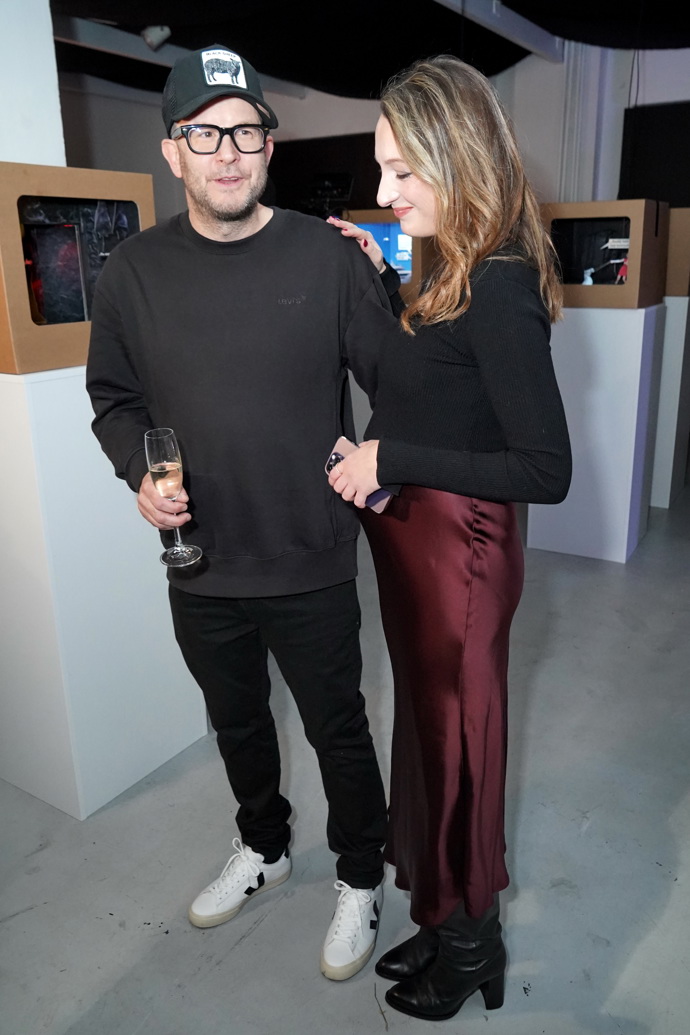 Kolážista Tomáš Břínek alias TMBK vyvedl do společnosti svoji těhotnou přítelkyni Magdalenu. 