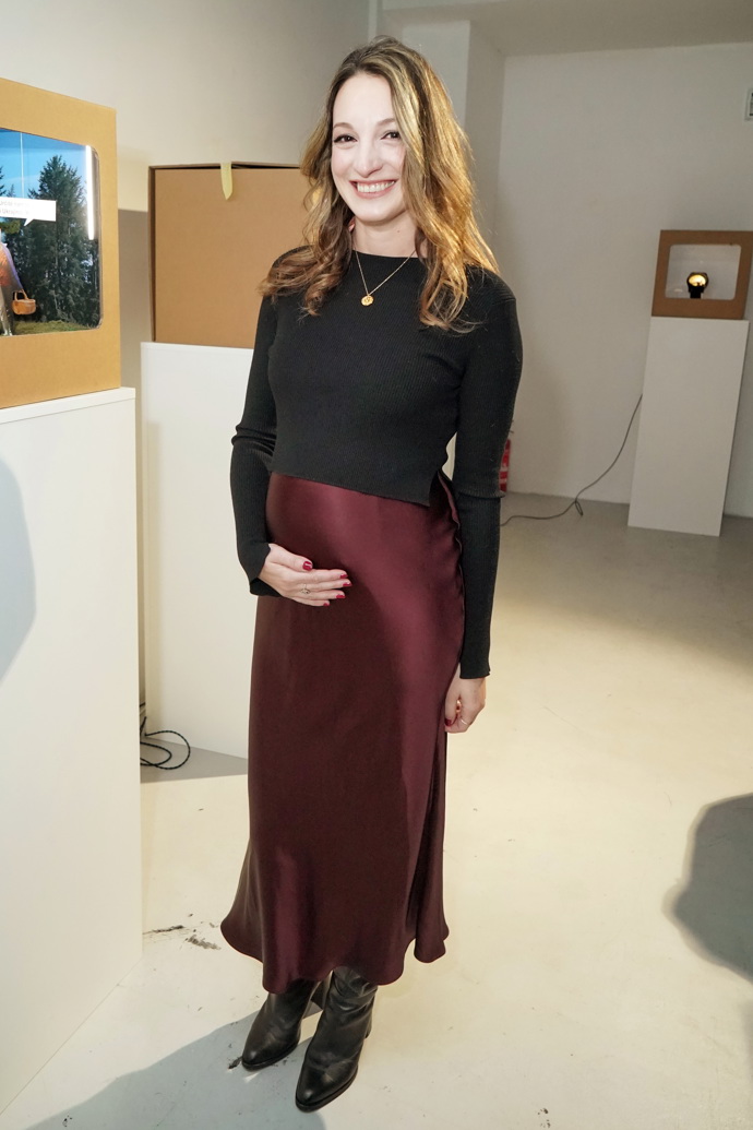 Magdalena ukázala těhotenské bříško a oblékla bordó saténovou suknu a černý crop top s dlouhým rukávem. 