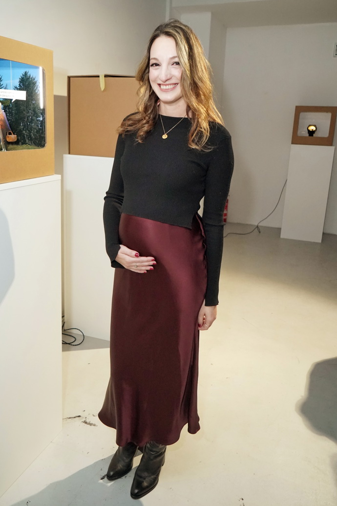 Saténovou sukni v bordó odstínu oblékla Magdalena Dvorská, těhotná partnerka grafika známého jako TMBK.