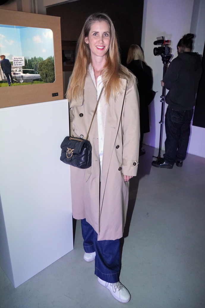 Jana Bernášková znovu vynesla svůj ikonický béžový trenčkot, k němu černou crossbody kabelku. 