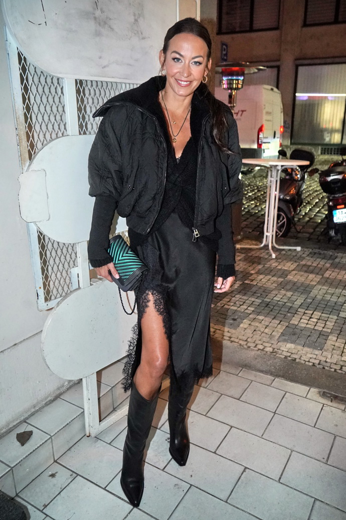 Agáta Hanychová oblékla černé saténové šaty s krajkou, přes ně černý propínací svetřík a teplou černou bundu. 