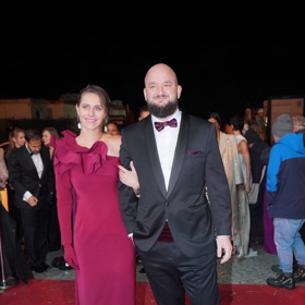 Pokáč se s manželkou sladil výběrem vínového motýlka. 