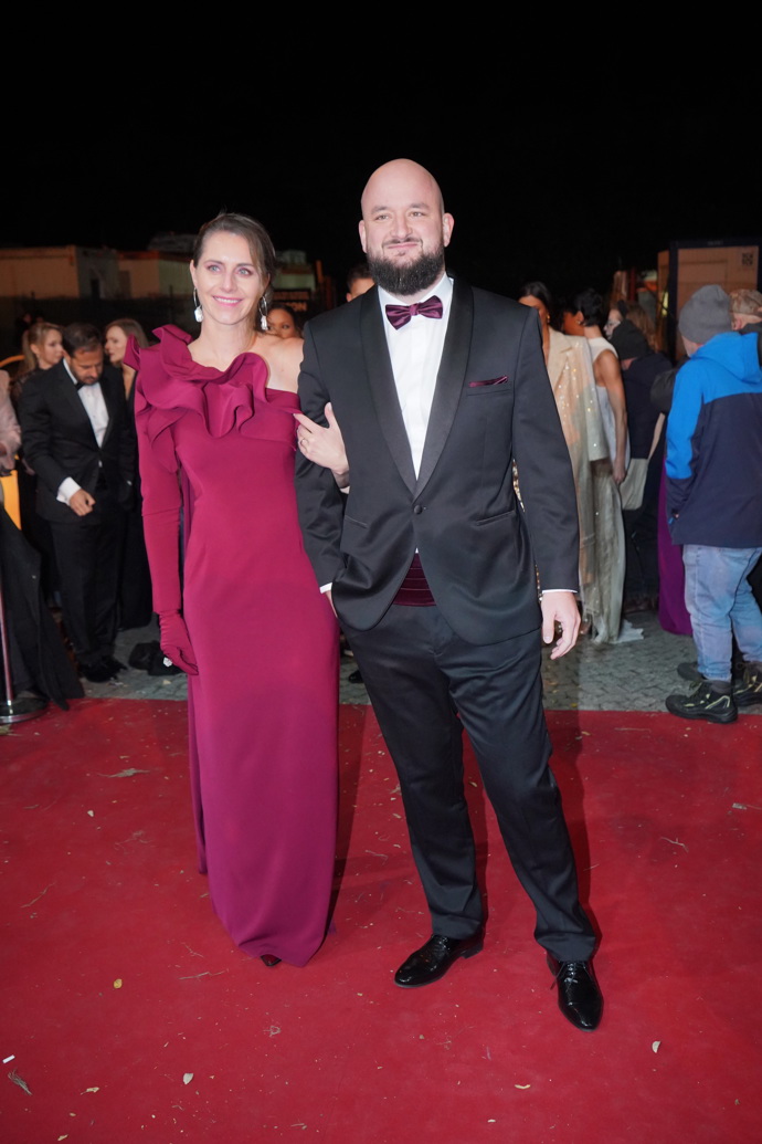 Pokáč se s manželkou sladil výběrem vínového motýlka. 