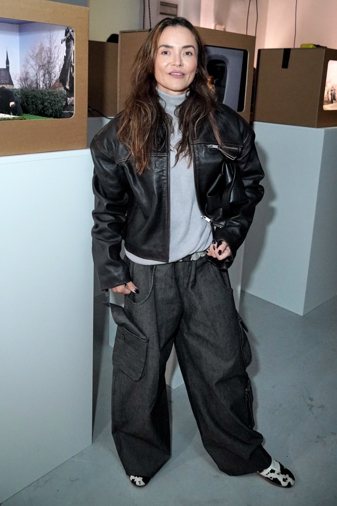 Spisovatelka Radka Třeštíková oblékla černou koženou bundu, šedou mikinu a široké tmavě šedé kalhoty. 