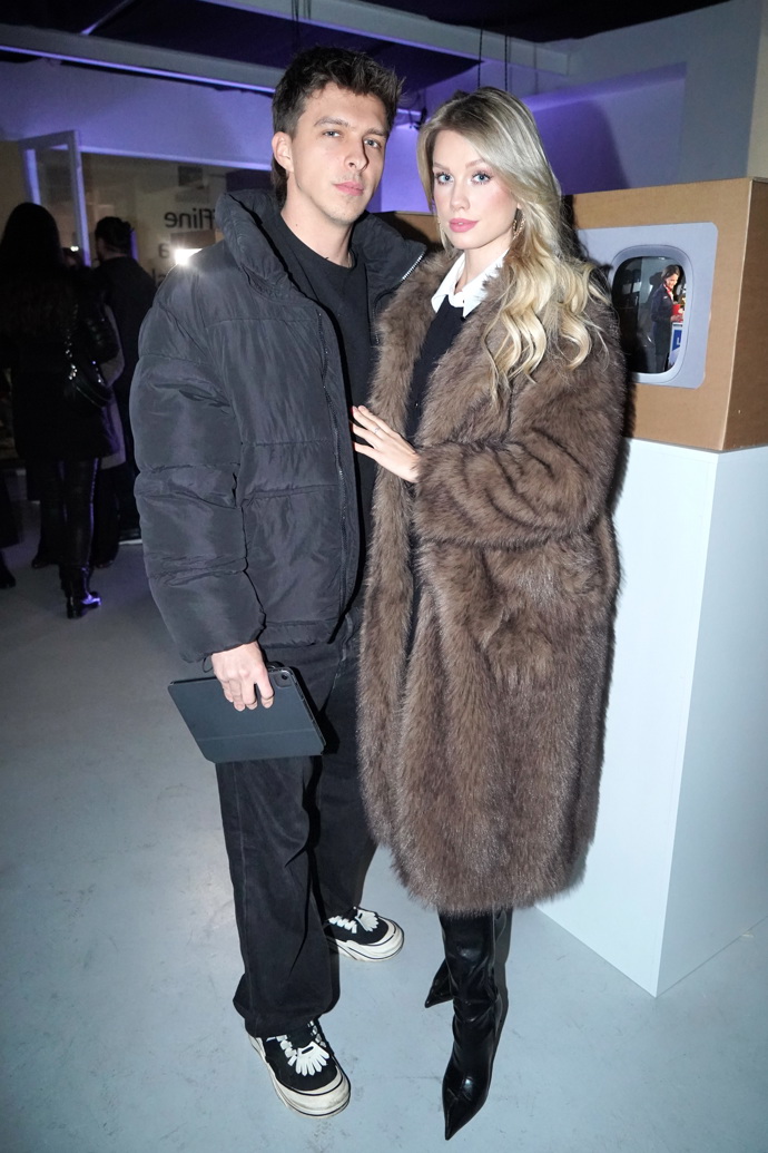 Společnost jí dělal partner, youtuber MenT, který si vystačil s černou péřovou bundou. 