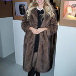 Justýna Zedníková oblékla malé černé koktejlky, černé kozačky a luxusní hnědý kožich. 