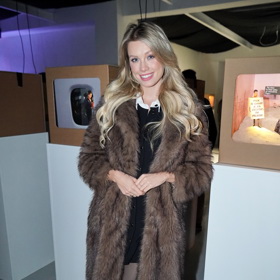 Justýna Zedníková oblékla malé černé koktejlky, černé kozačky a luxusní hnědý kožich.