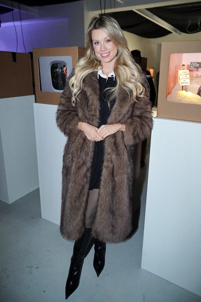 Justýna Zedníková oblékla malé černé koktejlky, černé kozačky a luxusní hnědý kožich. 