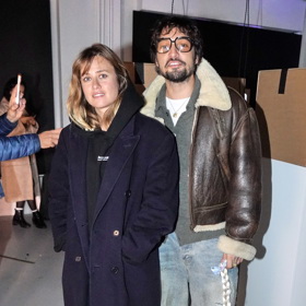 Emma Smetana oblékla tmavě modrý kabát a černou mikinu, Jordan Haj hnědou koženou bundu s bílým beránkem v podšívce.